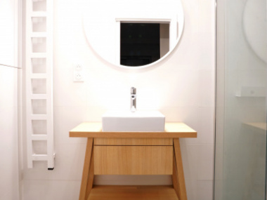Łazienka - asymetryczna szafka pod umywalką