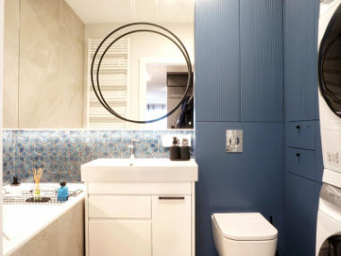 Łazienka  - niebieska zabudowa w połączeniu z bielą